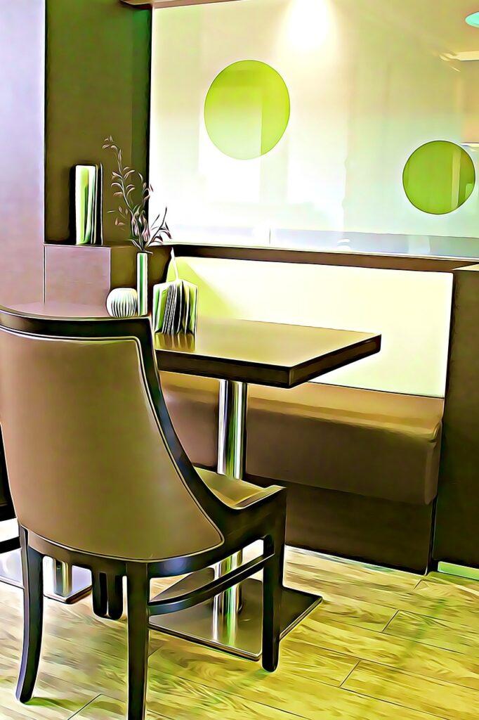 Espace calme avec table et chaises illustrant le besoin de préserver sa vie privée et ses limites.