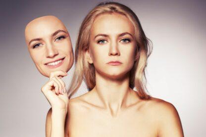 Femme face à un double visage symbolisant l’illusion du ressenti imposé par certains accompagnants