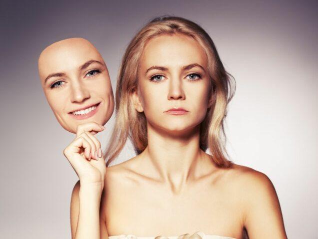 Femme face à un double visage symbolisant l’illusion du ressenti imposé par certains accompagnants