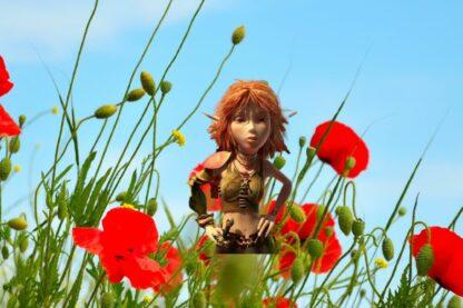 Illustration d’une femme-minimoys inspirée de Sélénia, debout dans un champ de coquelicots géants, symbolisant une femme qui reprend sa vraie taille intérieure après s’être longtemps rétrécie pour ne pas déranger.