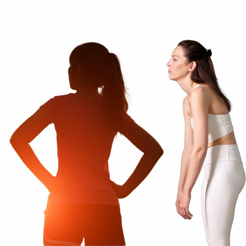 Deux silhouettes de femme : l’une redressée, ancrée et lumineuse, l’autre recroquevillée et tassée. Illustration du moment où une femme quitte le format rétréci imposé par le conditionnement et reprend sa vraie taille intérieure.