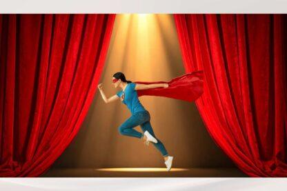 Une femme quitte une scène de théâtre en courant, une cape rouge flottant derrière elle, comme si elle abandonnait un rôle trop lourd à porter.