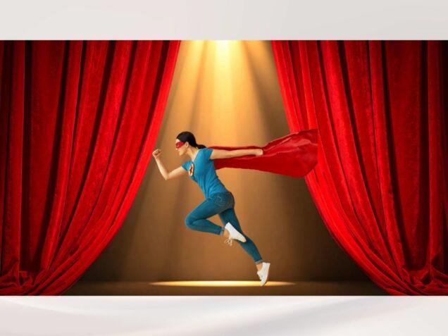 Une femme quitte une scène de théâtre en courant, une cape rouge flottant derrière elle, comme si elle abandonnait un rôle trop lourd à porter.