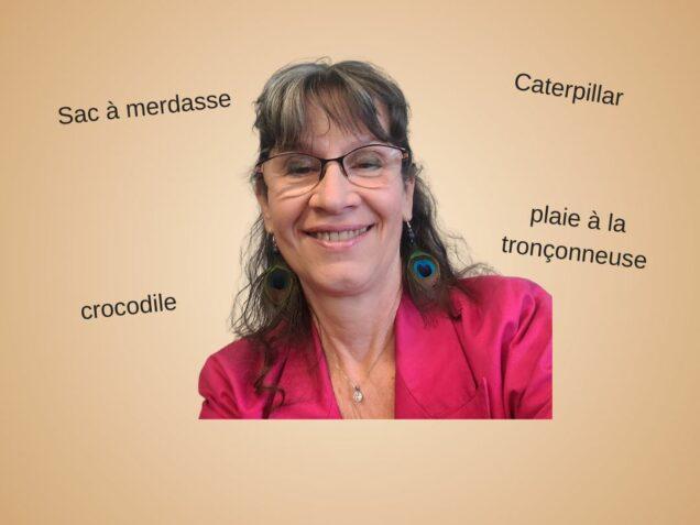 Portrait d’une femme souriante avec des mots comme “sac à merdasse”, “crocodile” et “caterpillar” autour d’elle, illustrant un langage imagé et direct.
